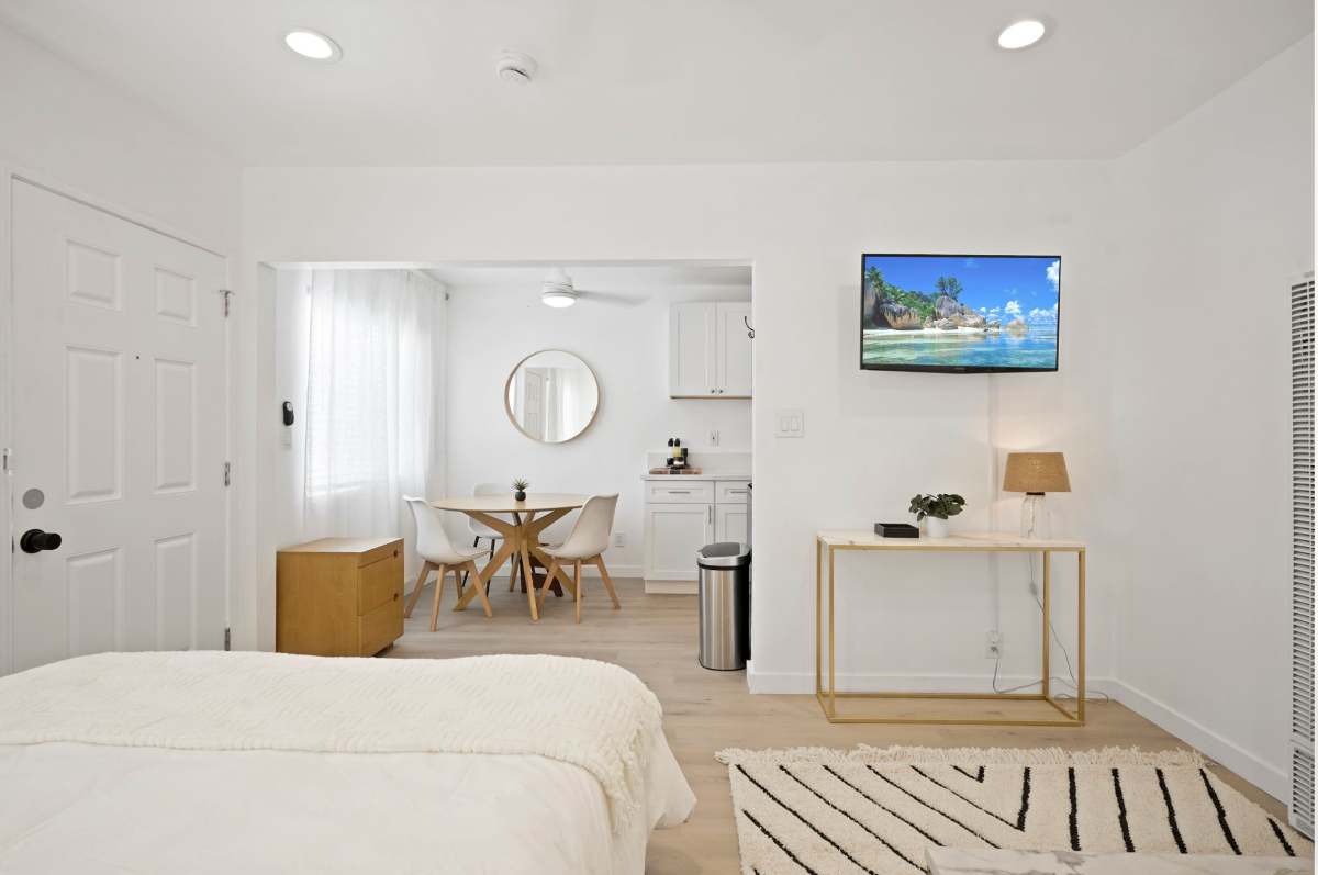 Designer Studio w Full Kitchen & Private... - Photo 2