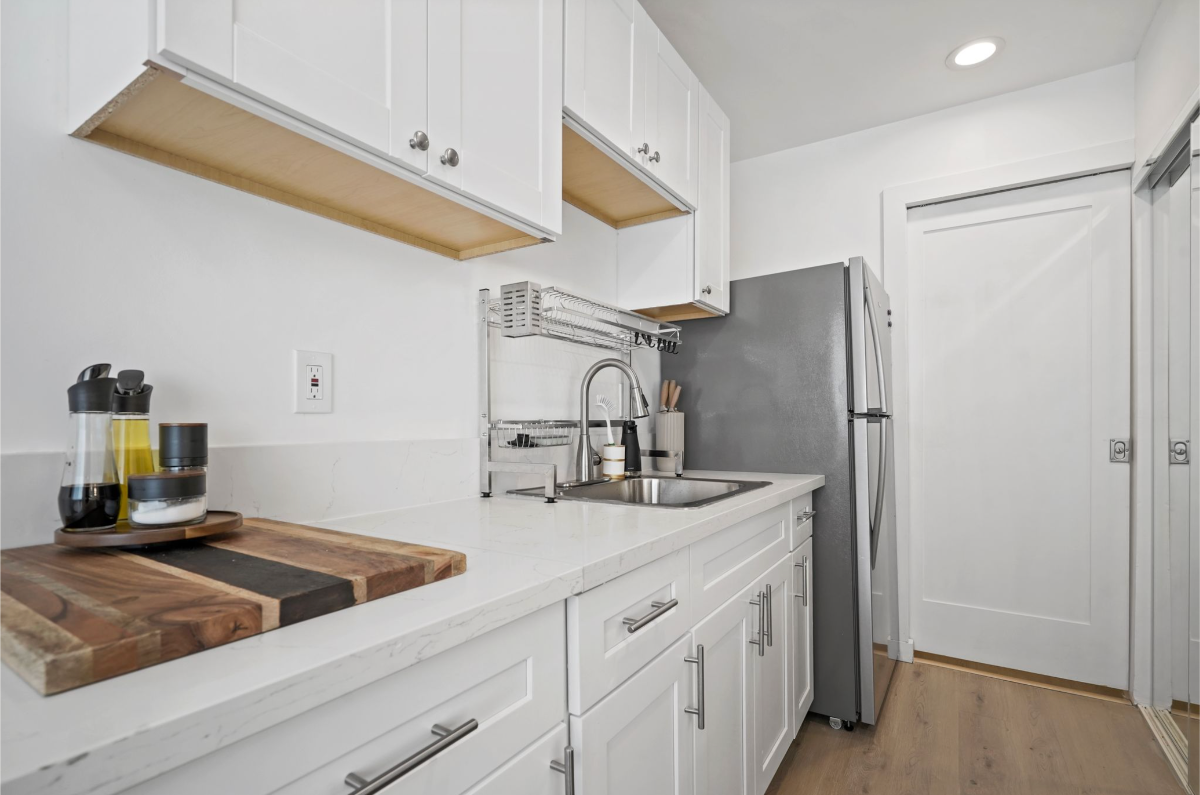 Designer Studio w Full Kitchen & Private... - Photo 4