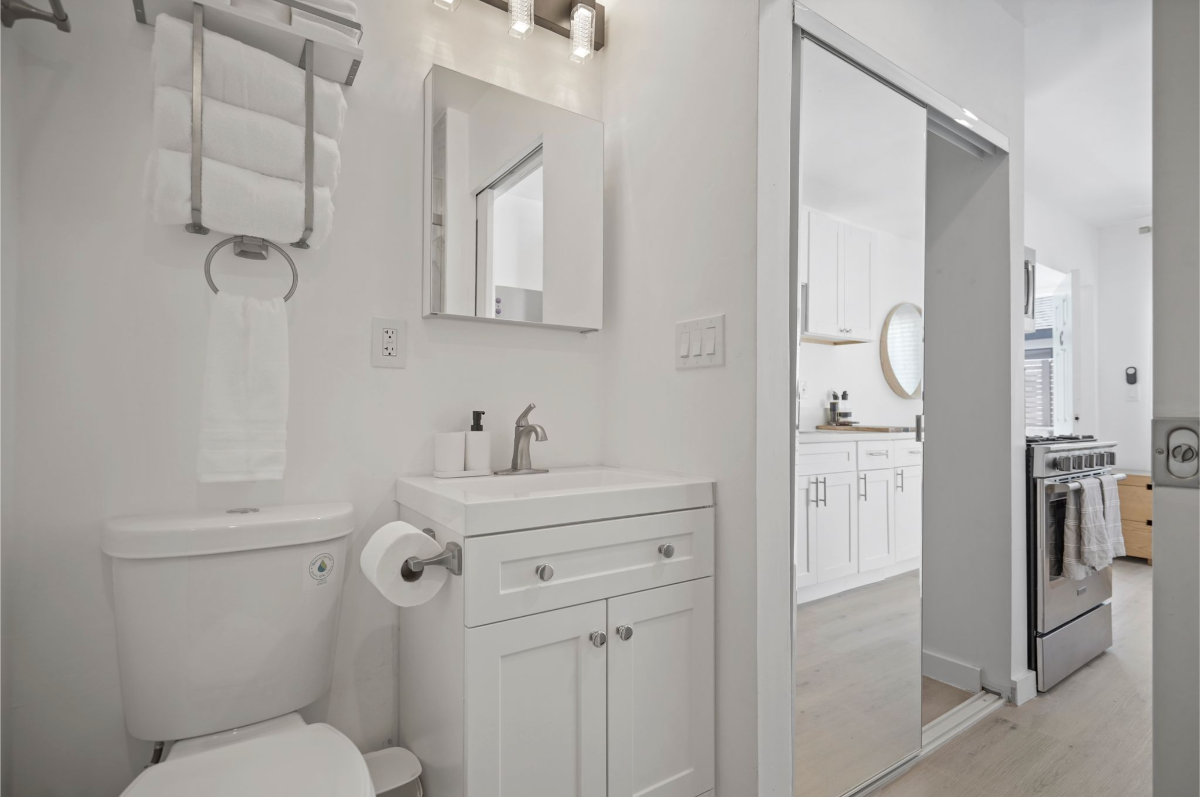 Designer Studio w Full Kitchen & Private... - Photo 6