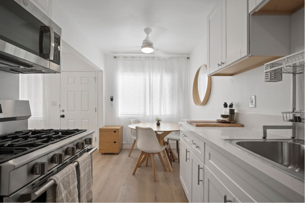 Designer Studio w Full Kitchen & Private... - Photo 3
