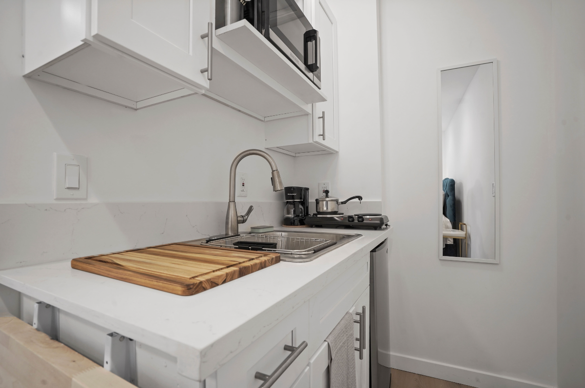 Designer Studio w Full Kitchen & Private... - Photo 4