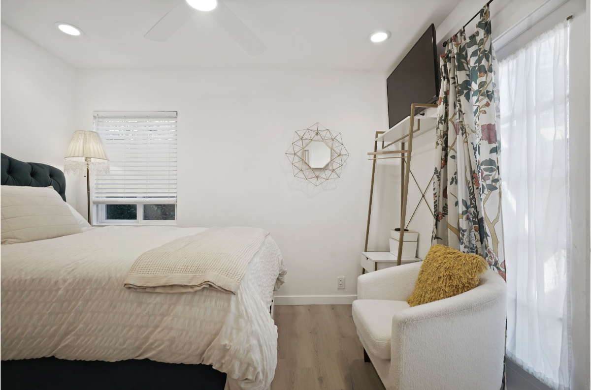 Designer Studio w Full Kitchen & Private... - Photo 2