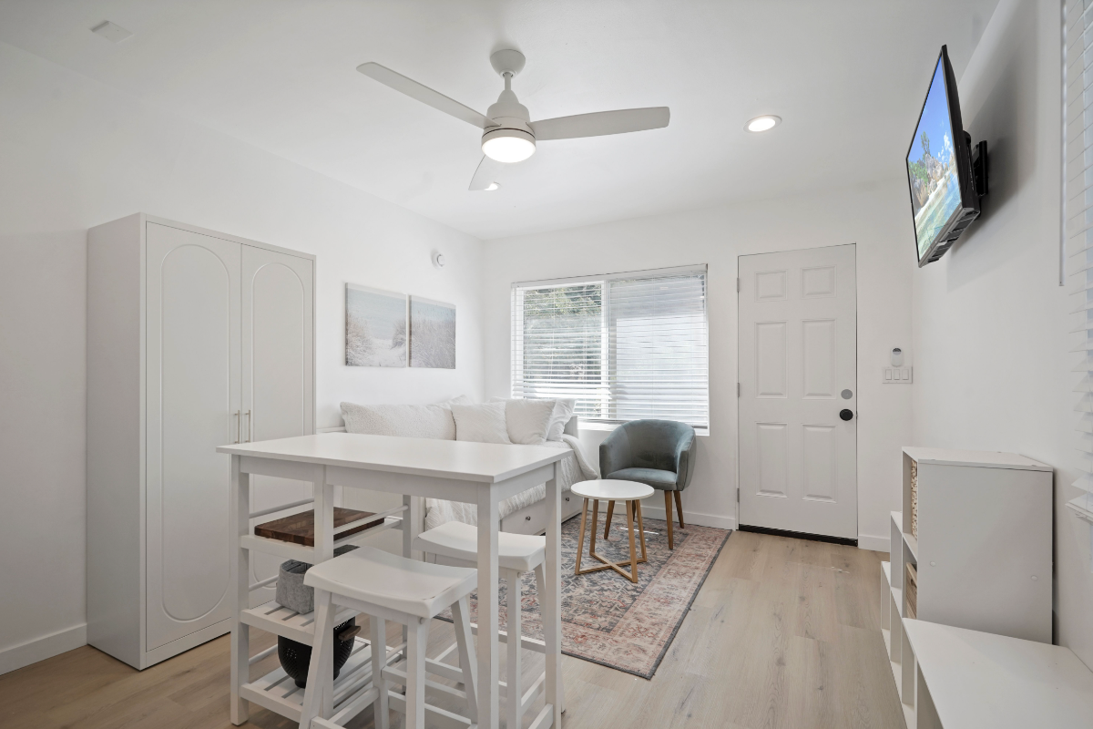 Designer Studio w Full Kitchen & Private... - Photo 3