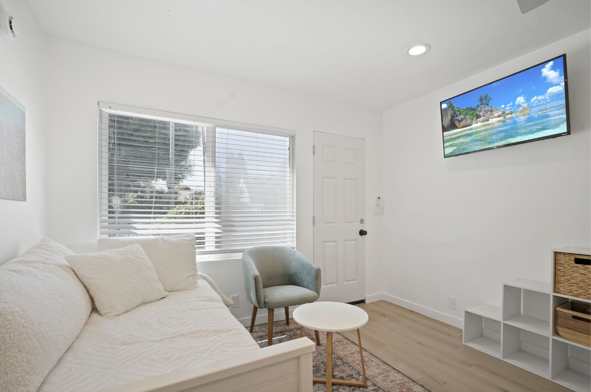 Designer Studio w Full Kitchen & Private... - Photo 4