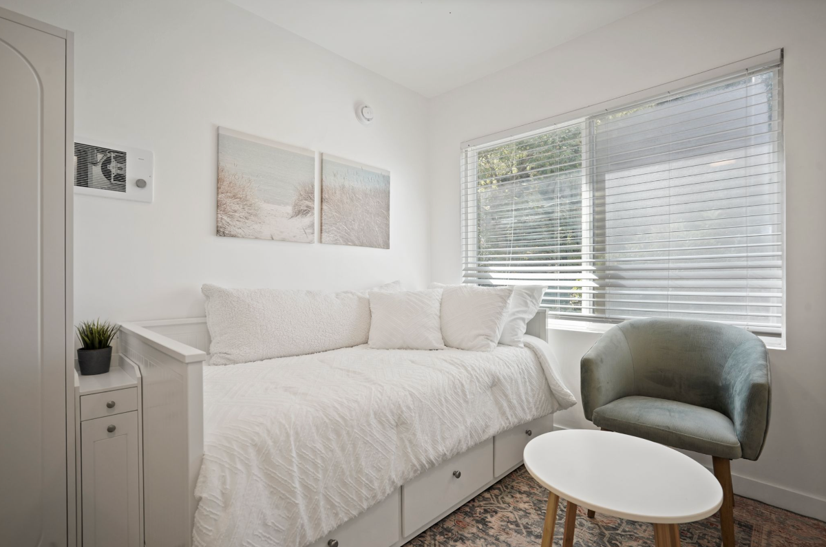 Designer Studio w Full Kitchen & Private... - Photo 6
