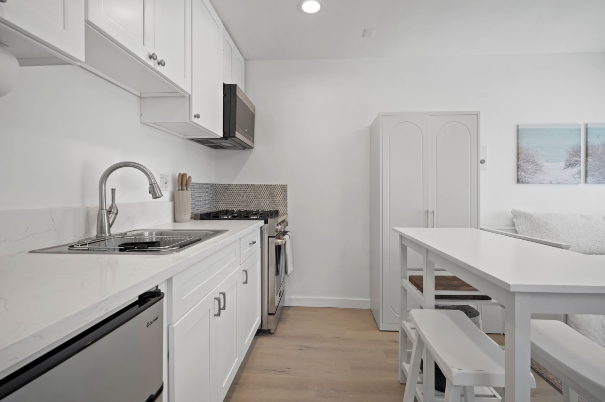 Designer Studio w Full Kitchen & Private... - Photo 5