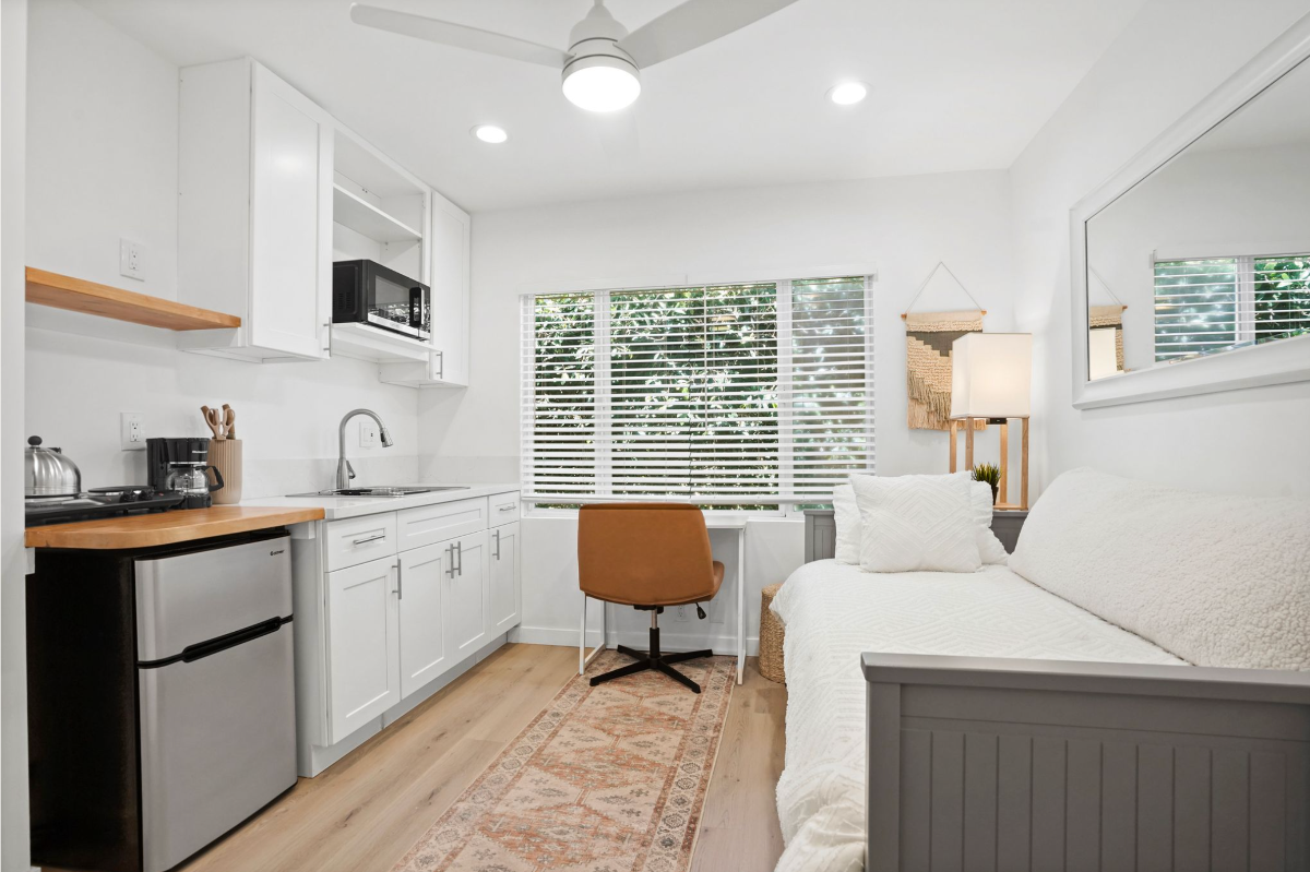 Designer Studio w Full Kitchen & Private... - Photo 2