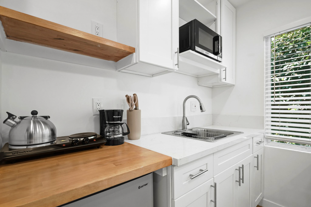 Designer Studio w Full Kitchen & Private... - Photo 3