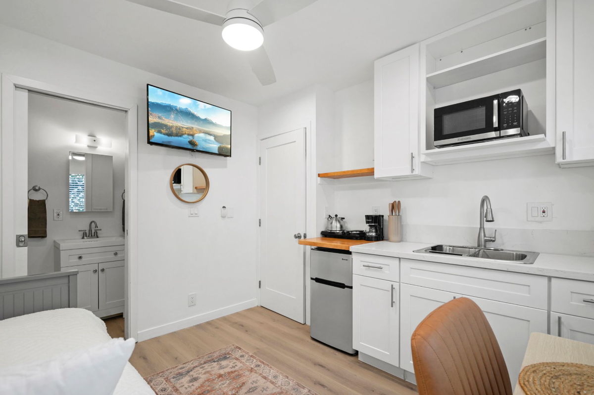 Designer Studio w Full Kitchen & Private... - Photo 5