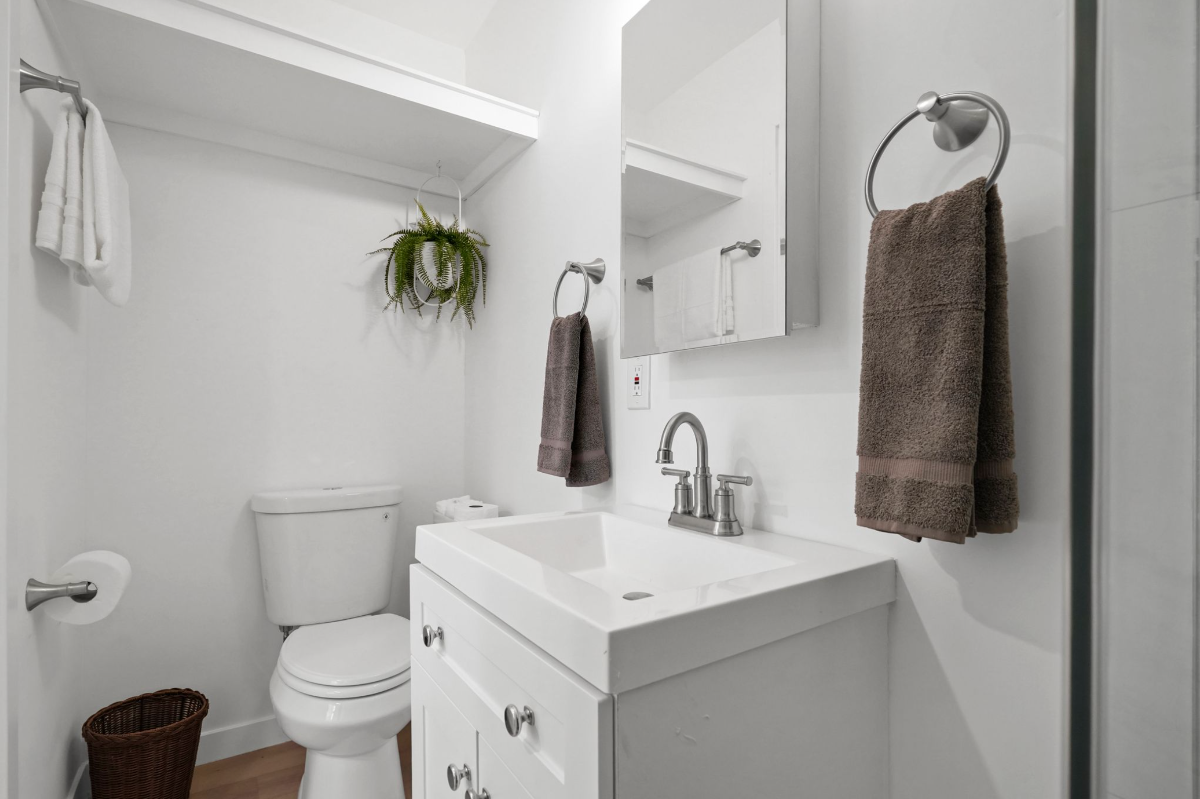 Designer Studio w Full Kitchen & Private... - Photo 6
