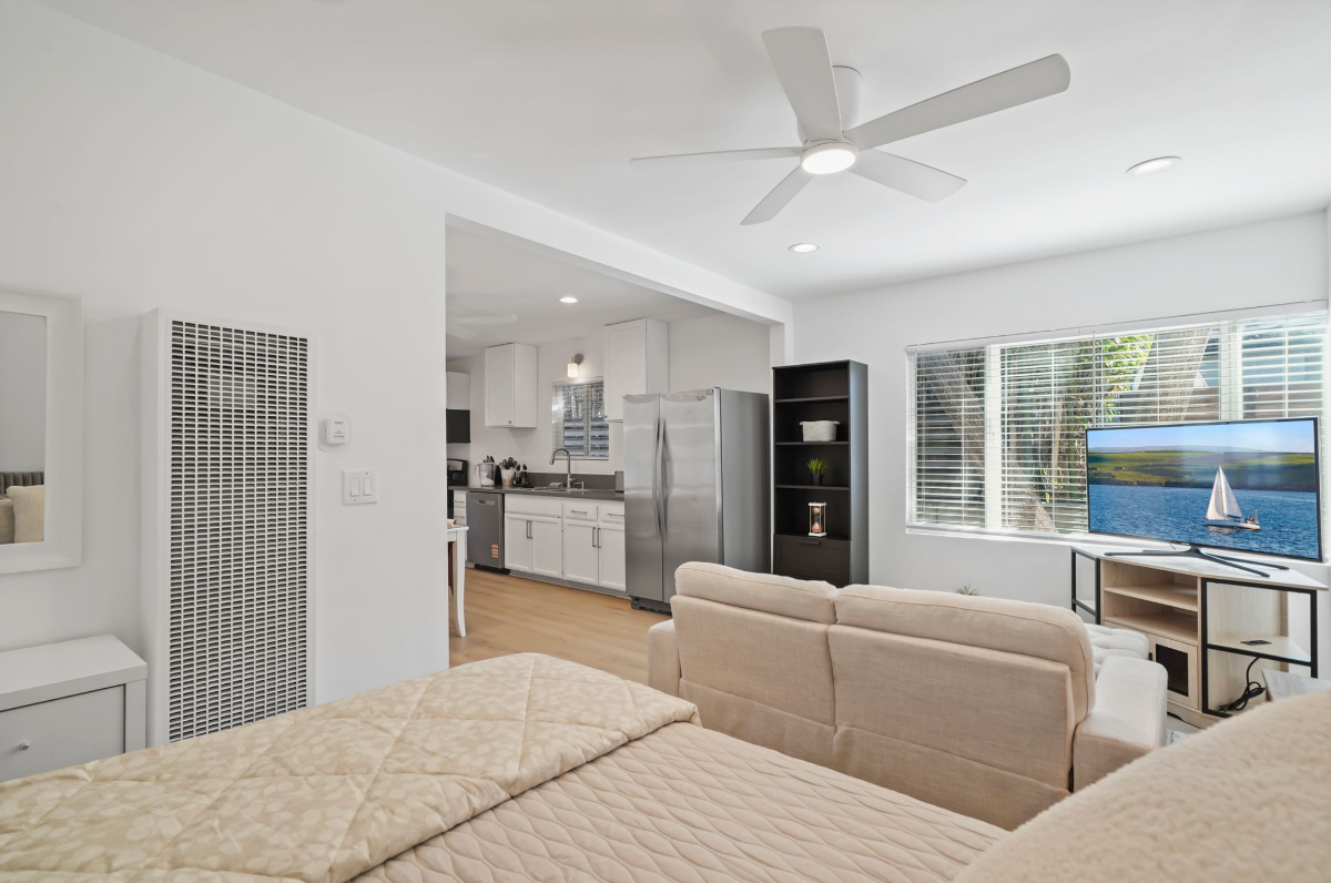 Designer Studio w Full Kitchen & Private... - Photo 6