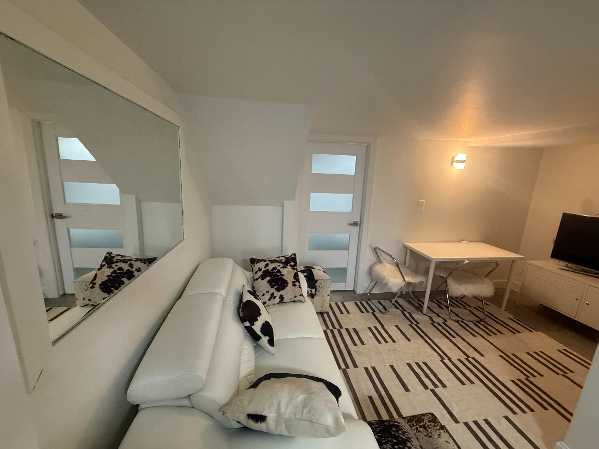 Bedroom in 3BDRM Apt - Photo 4