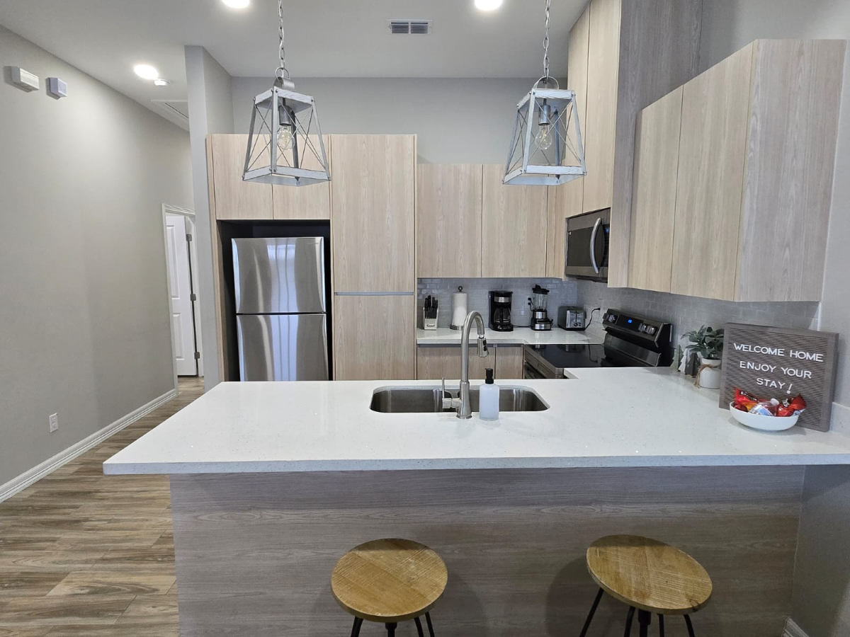 Entire Modern Townhome in Prime Location - Unit 2 - Photo 2
