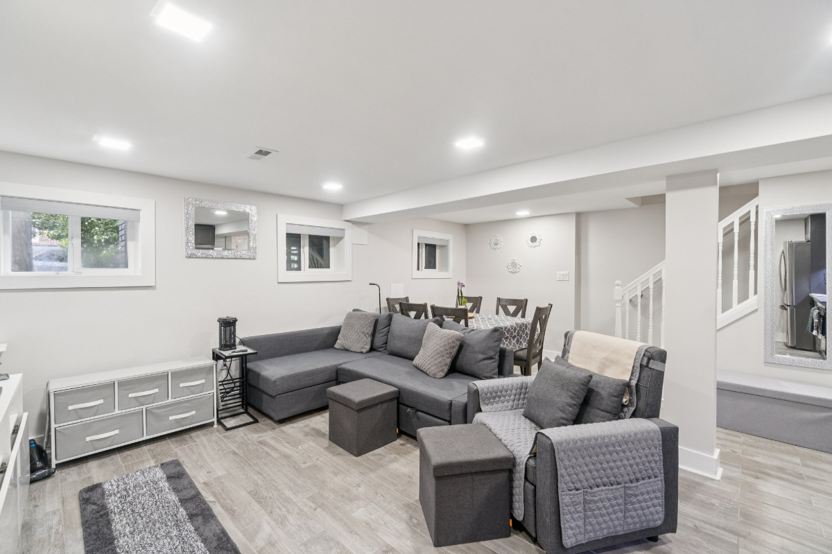 Recently renovated one bedroom with in-unit laundry walking distance to two hospitals and universiti - Photo 1