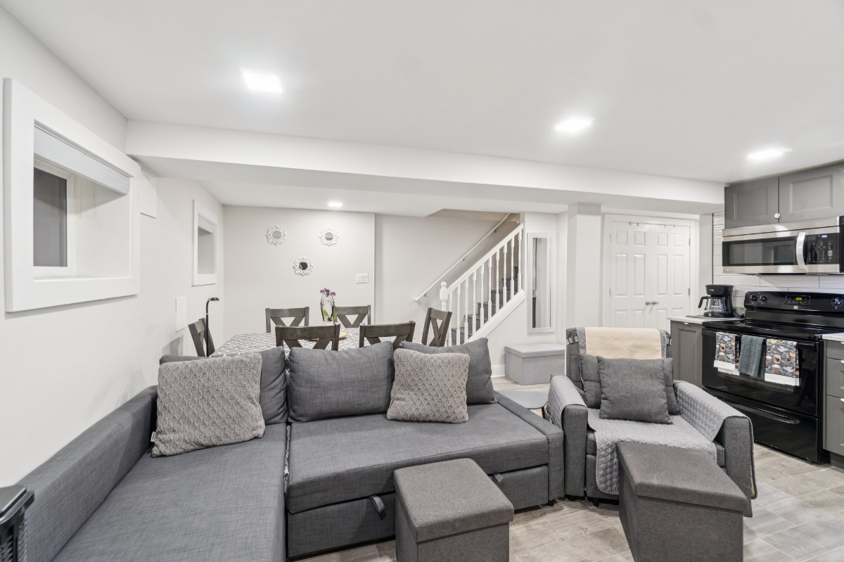 Recently renovated one bedroom with in-unit laundry walking distance to two hospitals and universiti - Photo 2