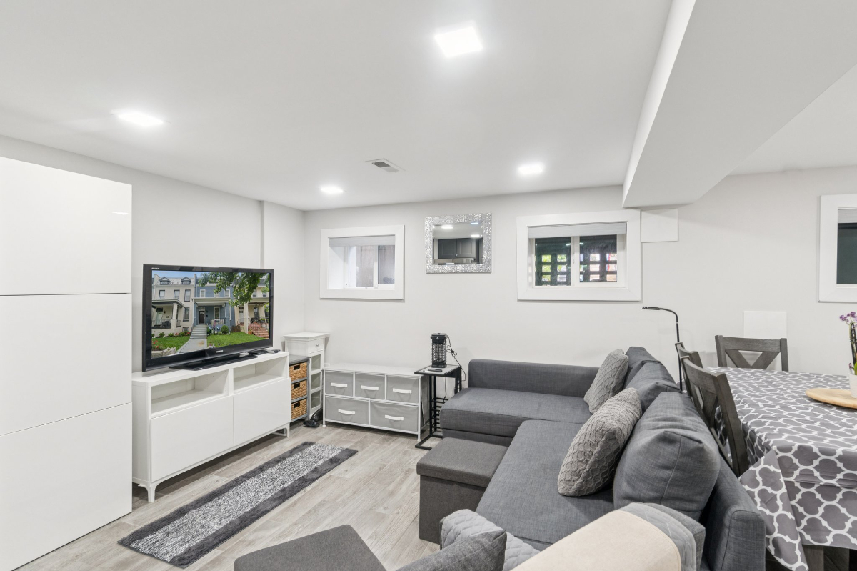 Recently renovated one bedroom with in-unit laundry walking distance to two hospitals and universiti - Photo 3