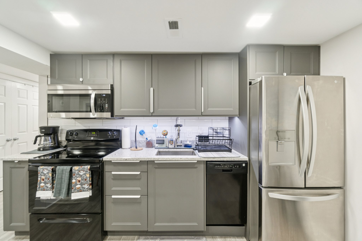 Recently renovated one bedroom with in-unit laundry walking distance to two hospitals and universiti - Photo 5