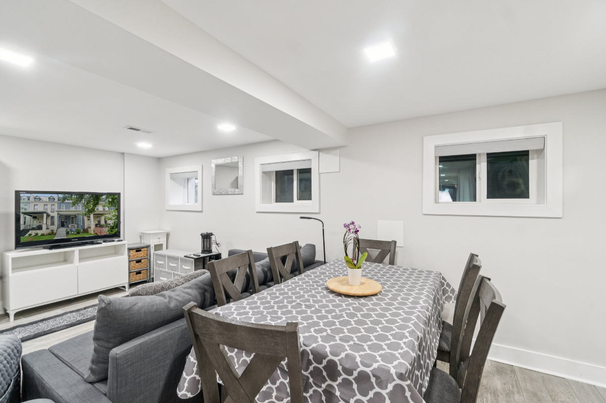 Recently renovated one bedroom with in-unit laundry walking distance to two hospitals and universiti - Photo 4