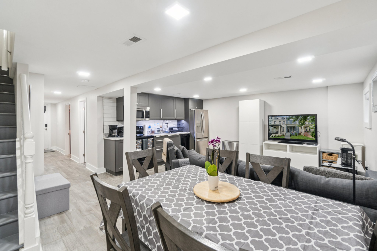 Recently renovated one bedroom with in-unit laundry walking distance to two hospitals and universiti - Photo 6