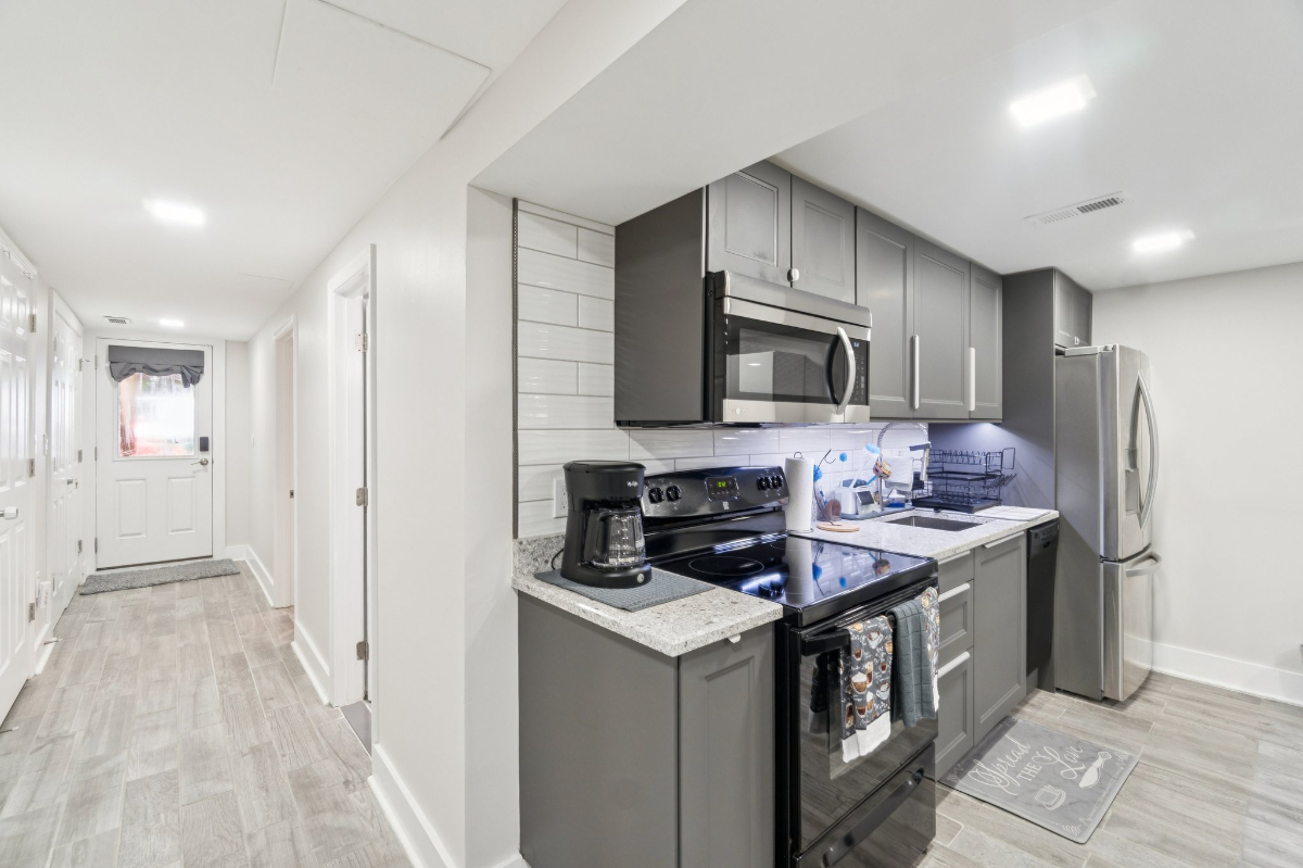 Recently renovated one bedroom with in-unit laundry walking distance to two hospitals and universiti - Photo 7