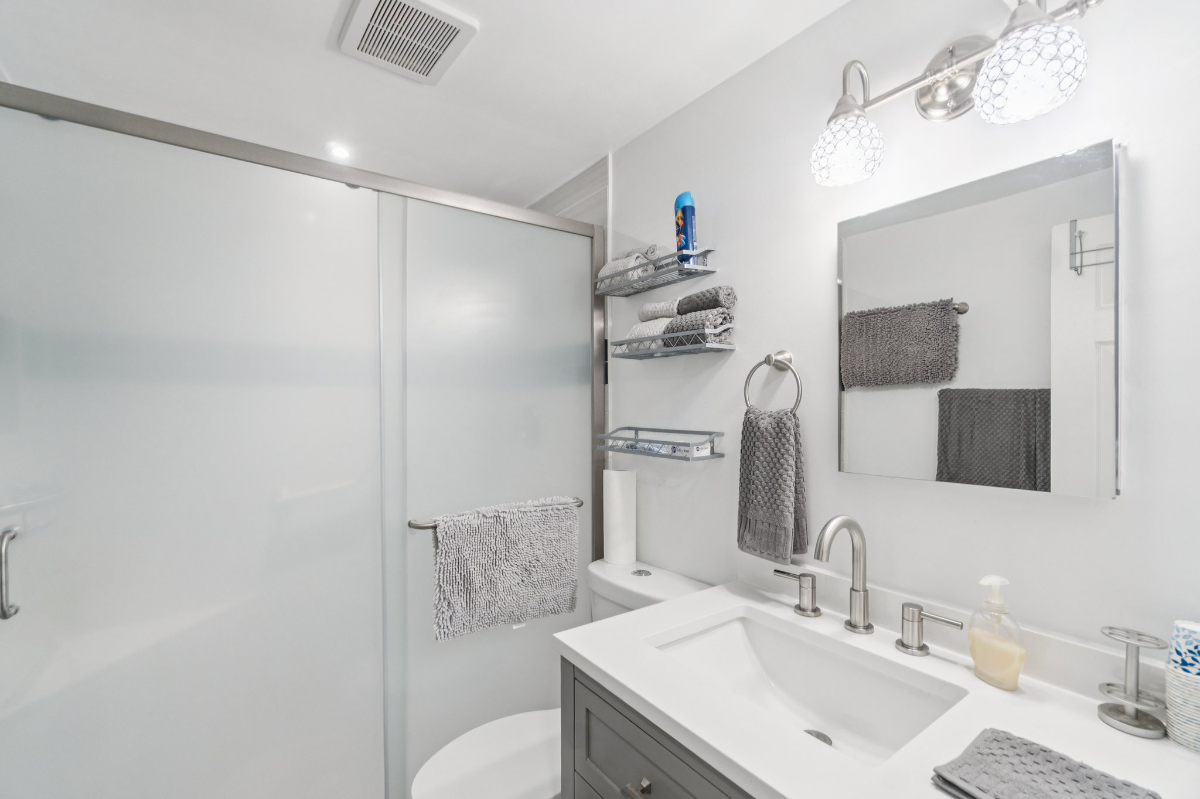 Recently renovated one bedroom with in-unit laundry walking distance to two hospitals and universiti - Photo 10