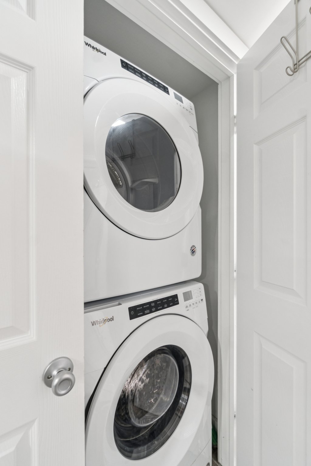 Recently renovated one bedroom with in-unit laundry walking distance to two hospitals and universiti - Photo 9