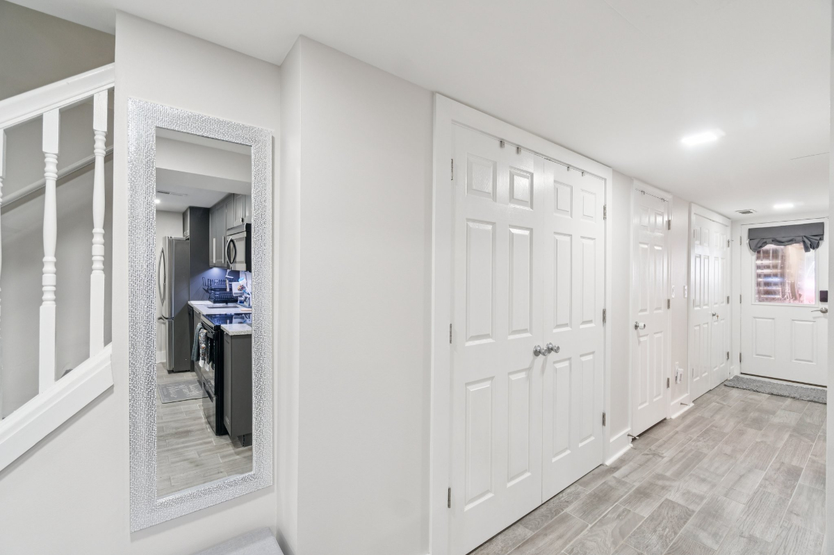 Recently renovated one bedroom with in-unit laundry walking distance to two hospitals and universiti - Photo 8