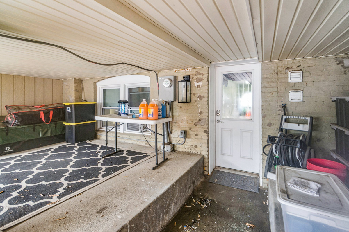Recently renovated one bedroom with in-unit laundry walking distance to two hospitals and universiti - Photo 12