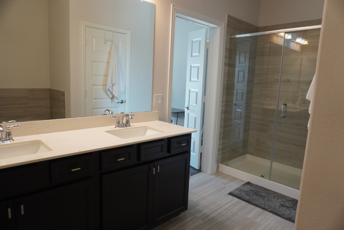 Private Master Bedroom in Luxury Townhouse - North Dallas, TX - Photo 2