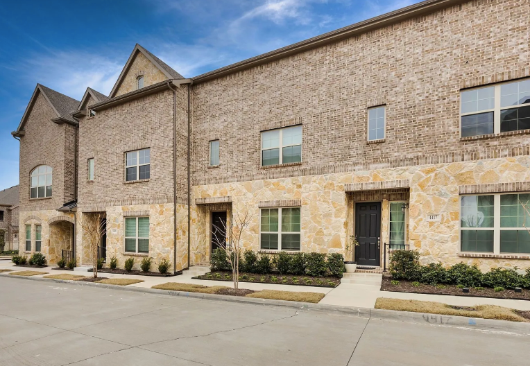 Private Master Bedroom in Luxury Townhouse - North Dallas, TX - Photo 6