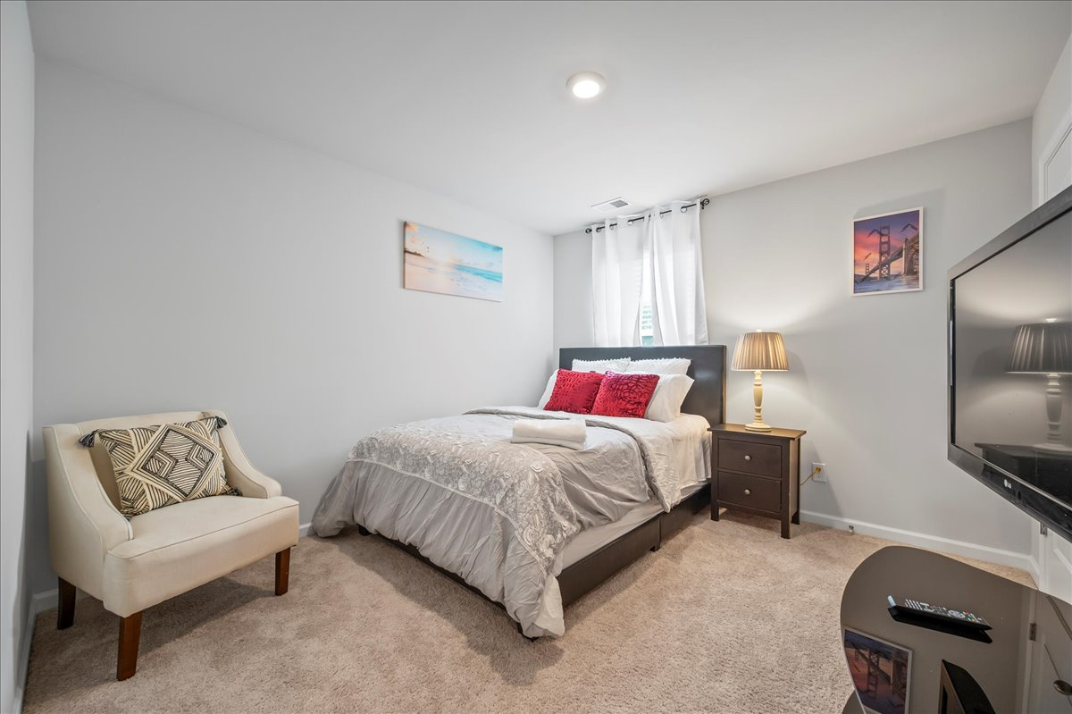 Cozy Queen Room with Shared Bath Full Amenities