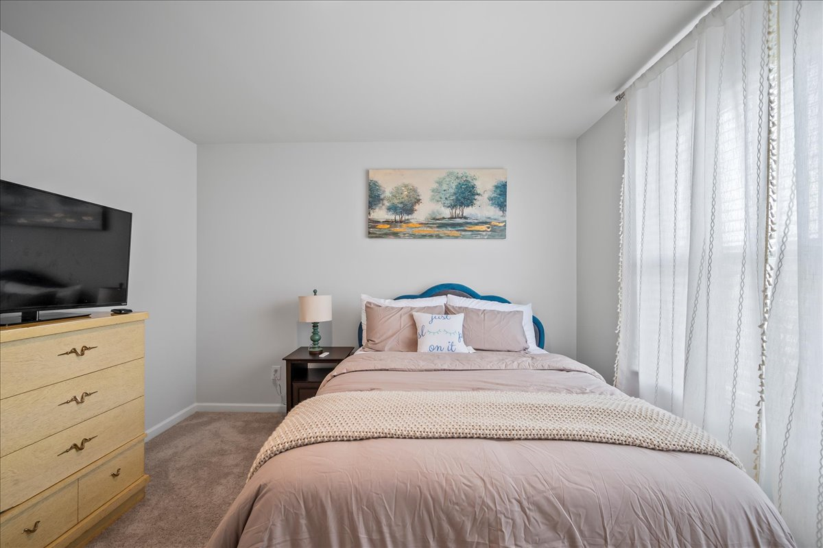 Comfortable Room with Shared Bath Full Amenities