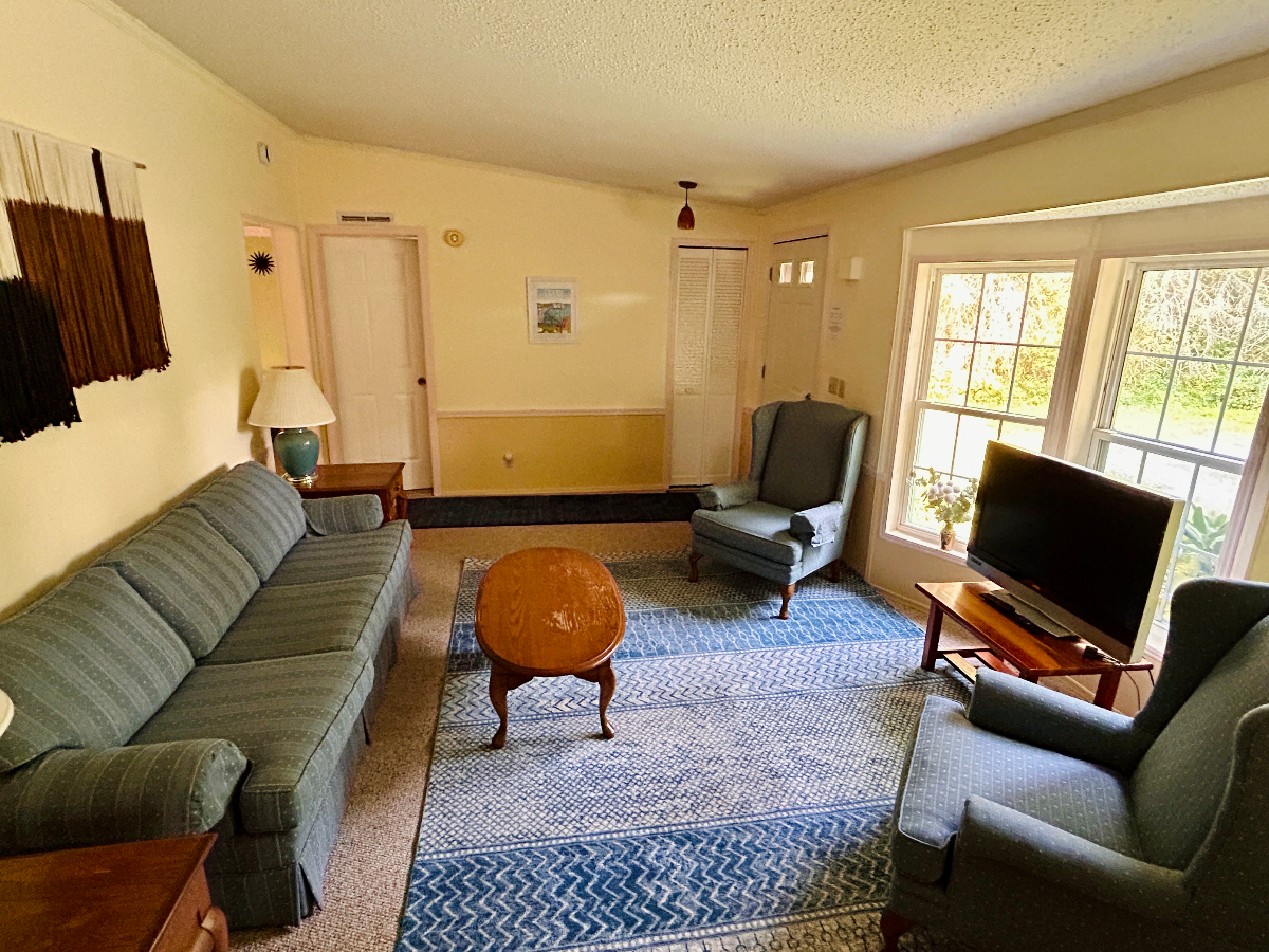 Comfortable Three-Bedroom Home With Backyard - Photo 4