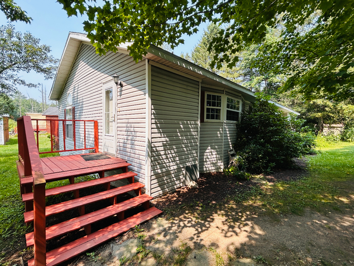 Comfortable Three-Bedroom Home With Backyard - Photo 3