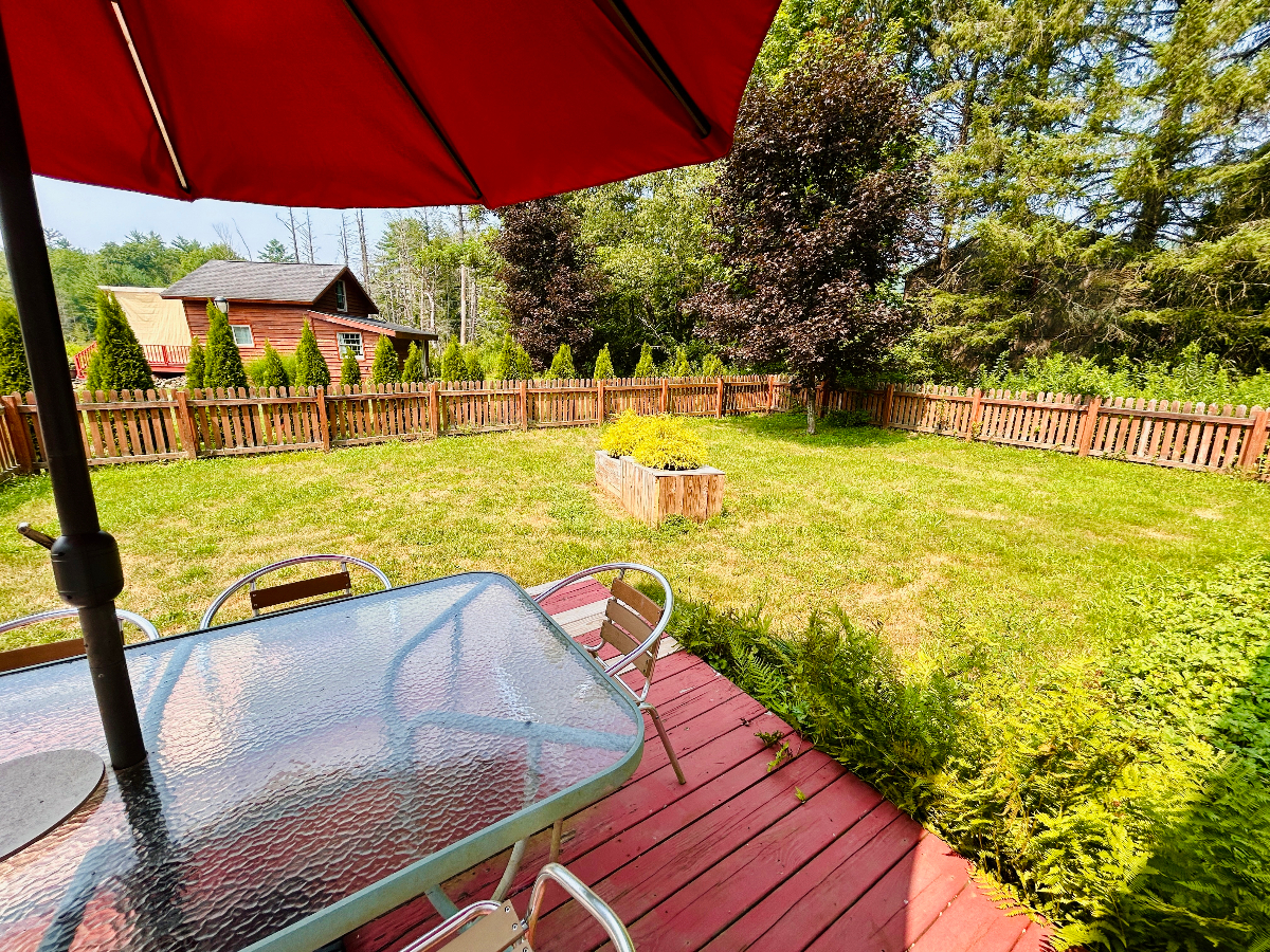Comfortable Three-Bedroom Home With Backyard - Photo 6