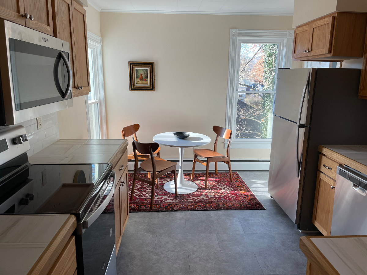 Chic Mid-Century Apartment - Photo 2