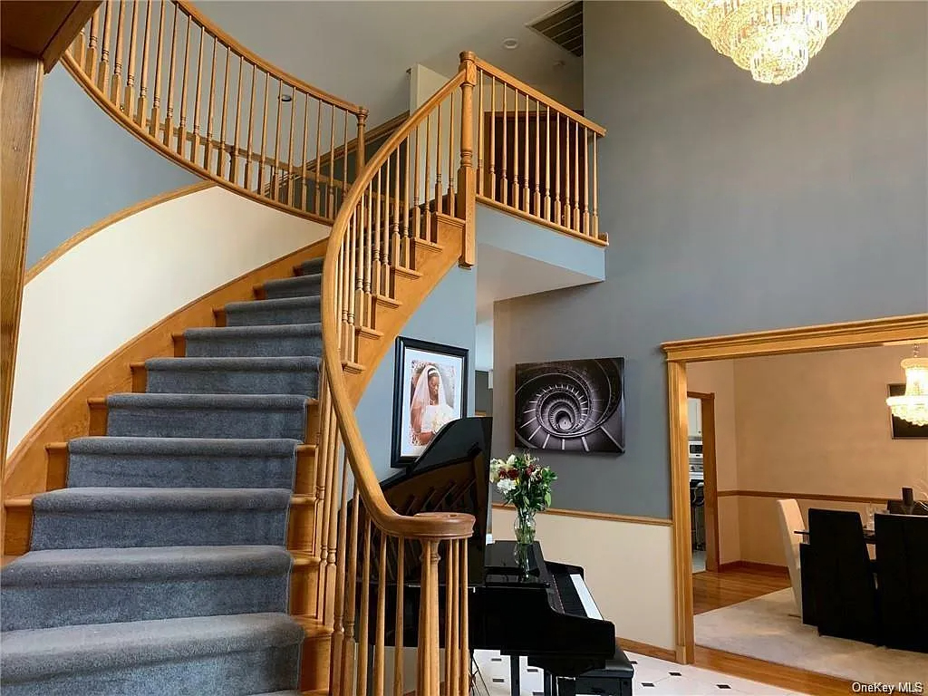 Cozy and Roomy Upstairs Room with Private Bath & Great Shared Amenities - Photo 6