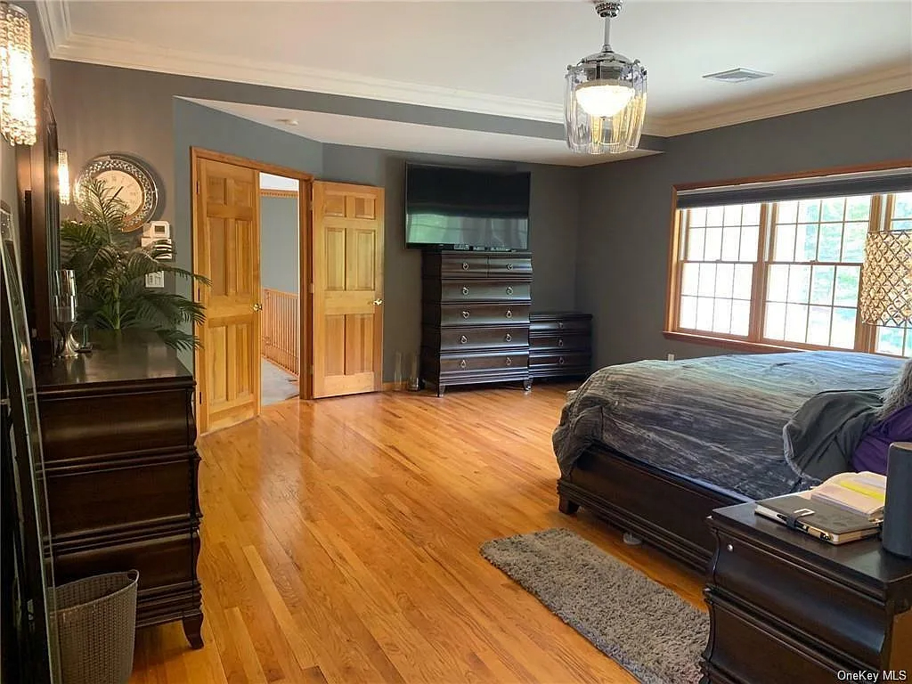 Cozy and Roomy Upstairs Room with Private Bath & Great Shared Amenities - Photo 2