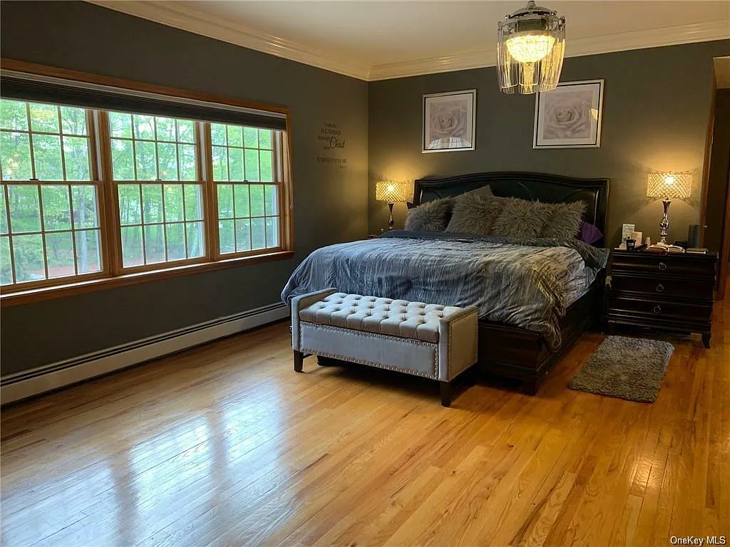 Cozy and Roomy Upstairs Room with Private Bath & Great Shared Amenities - Photo 1