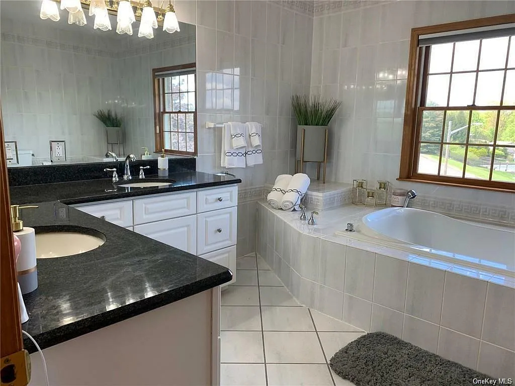Cozy and Roomy Upstairs Room with Private Bath & Great Shared Amenities - Photo 3