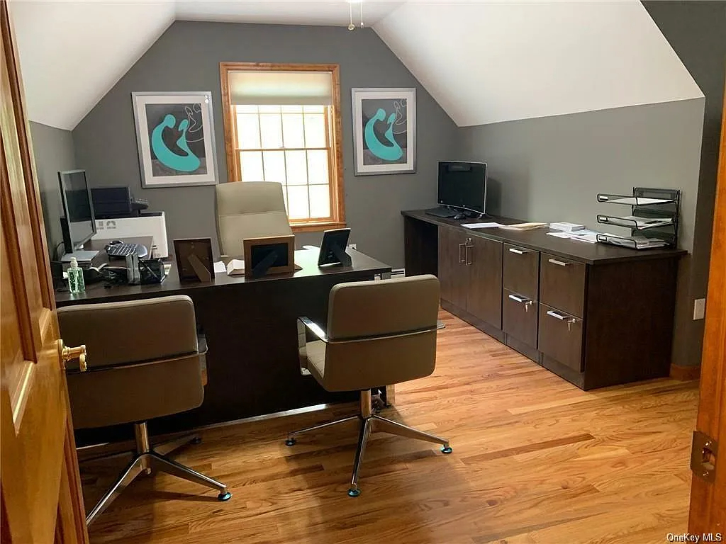 Cozy and Roomy Upstairs Room with Private Bath & Great Shared Amenities - Photo 8