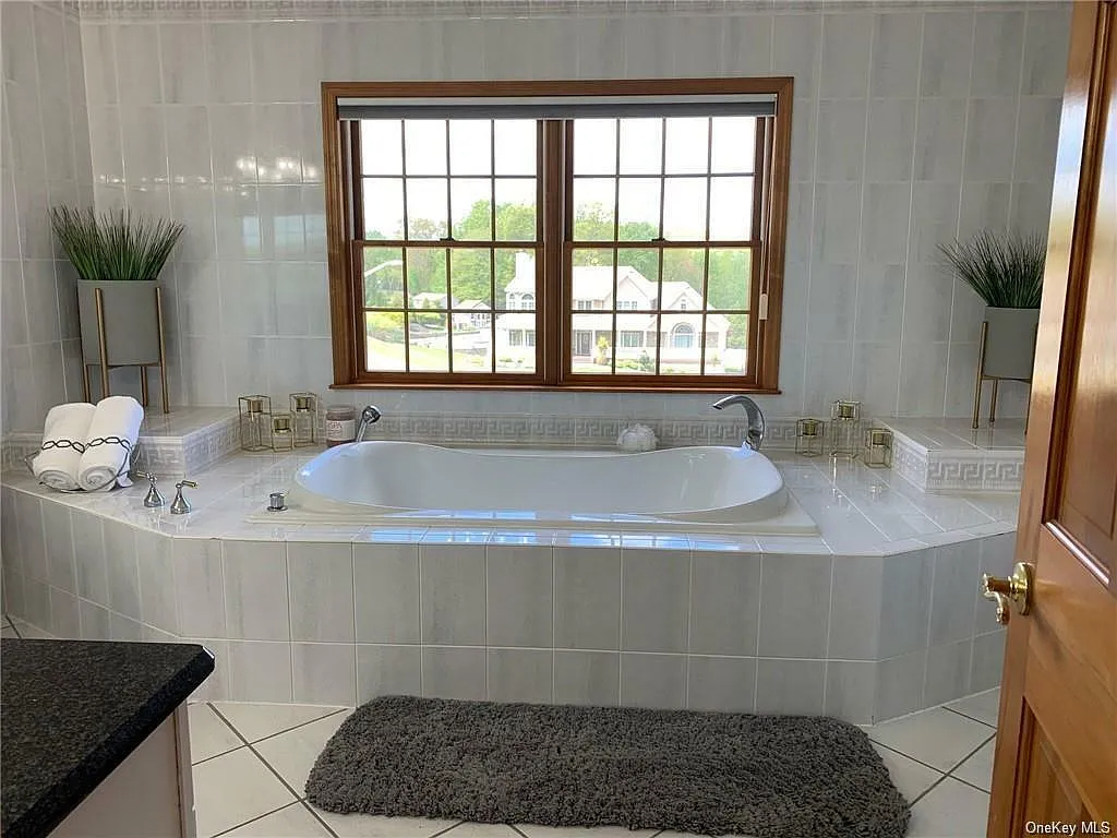 Cozy and Roomy Upstairs Room with Private Bath & Great Shared Amenities - Photo 4