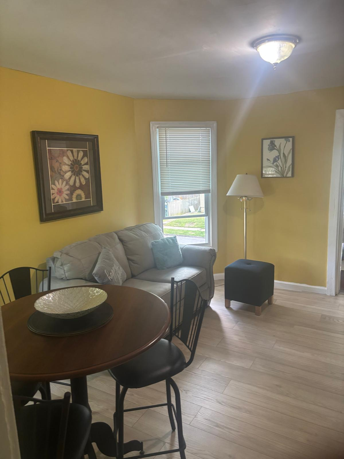 Modern hip 2 bedroom - Photo 2