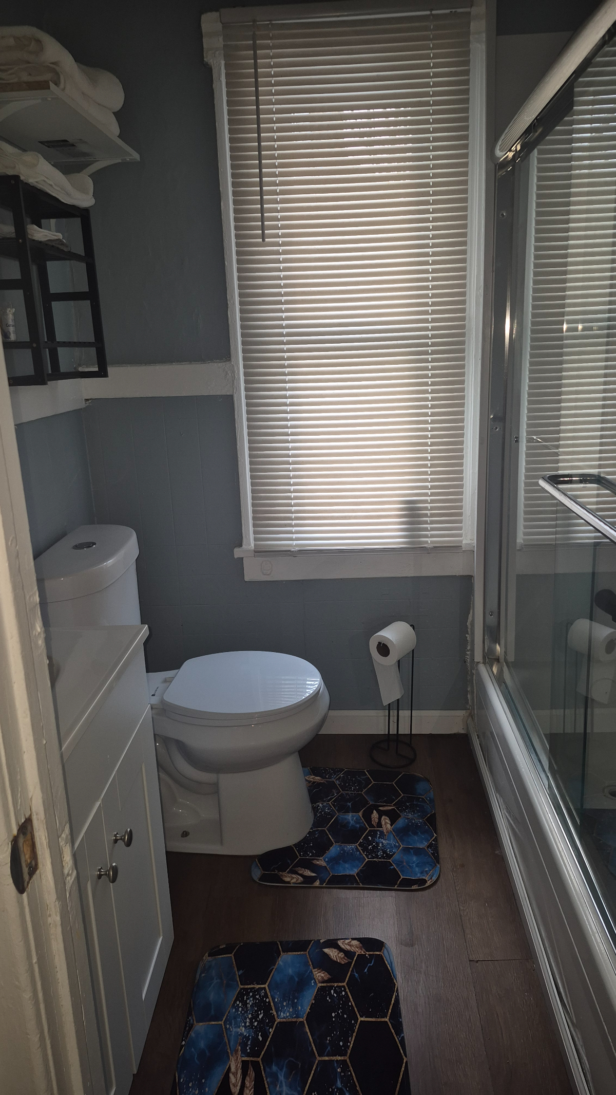 Modern hip 2 bedroom - Photo 8