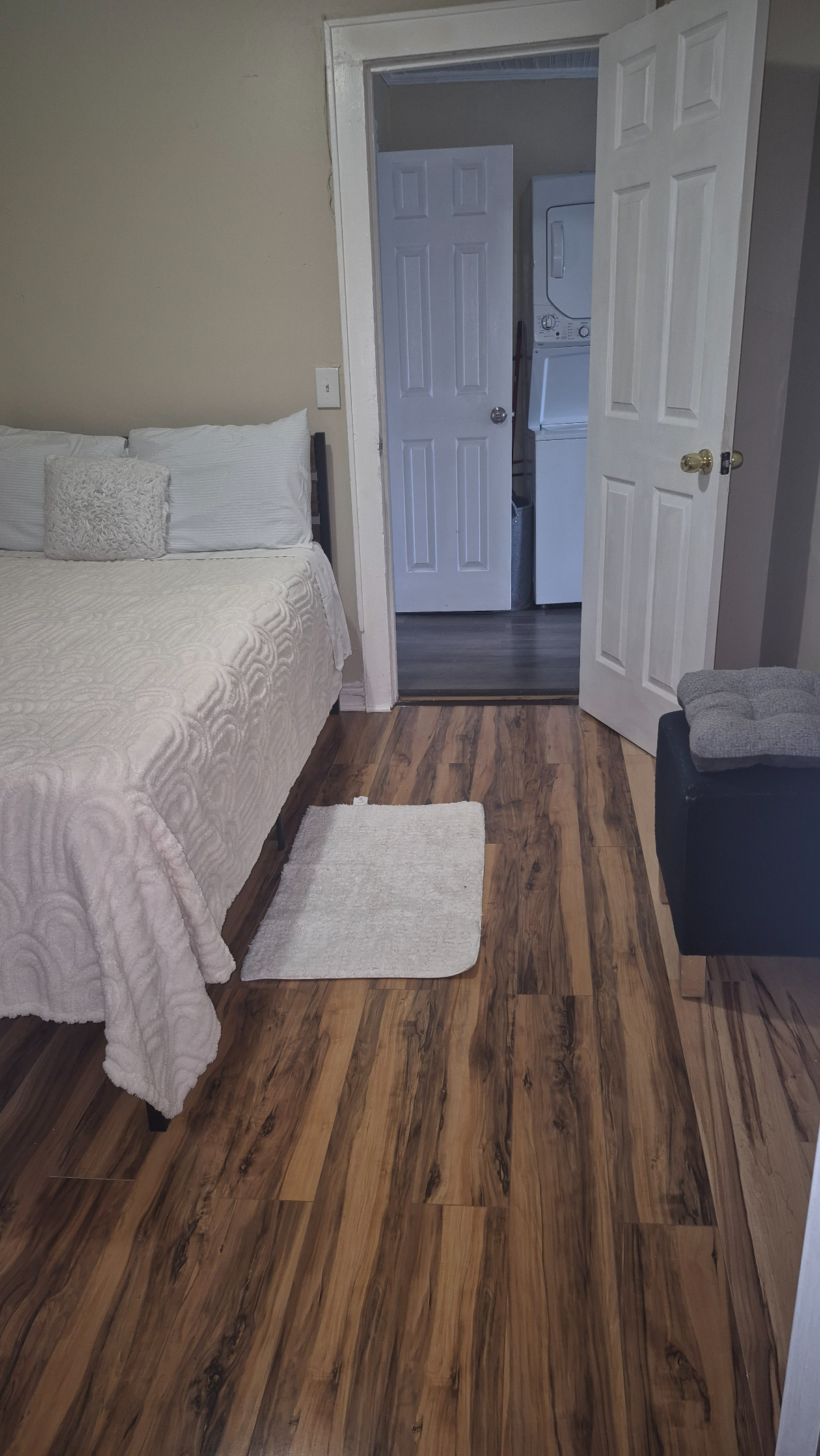 Modern hip 2 bedroom - Photo 9