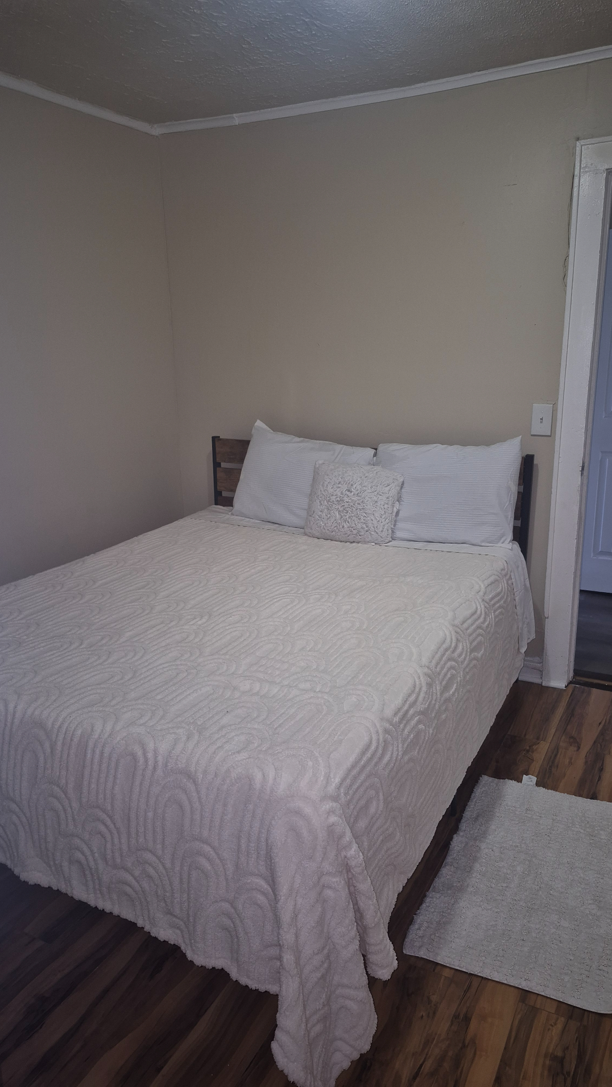 Modern hip 2 bedroom - Photo 10