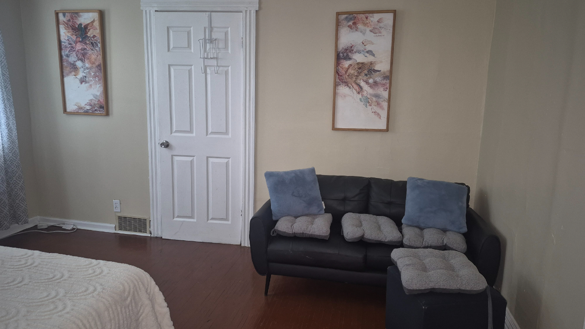 Modern hip 2 bedroom - Photo 11