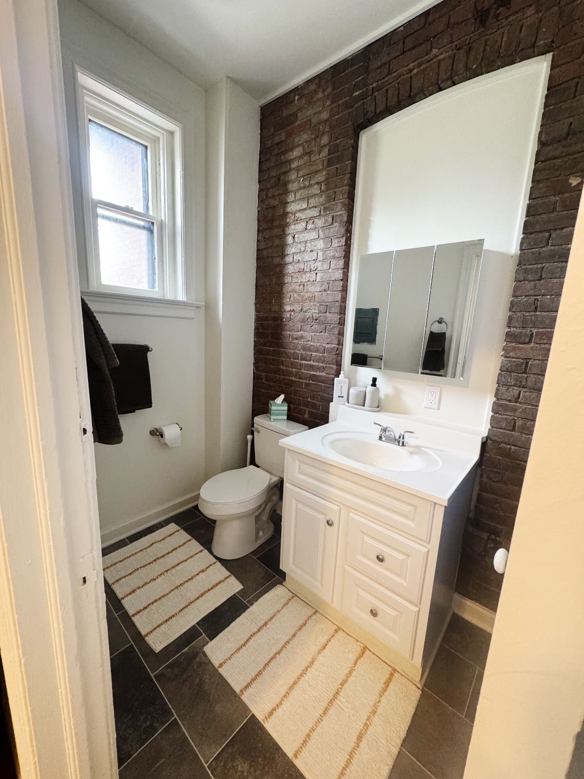 Private Studio Apartment with Balcony in Historic South Wedge Building - Photo 4