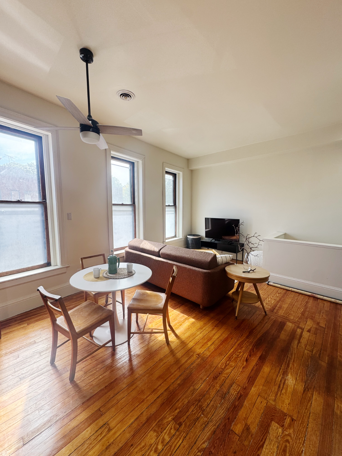 Private Studio Apartment with Balcony in Historic South Wedge Building - Photo 2