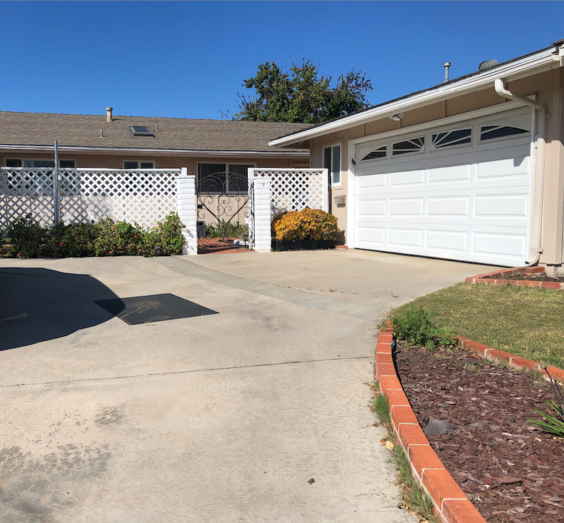 3bed/2bath Single Level, Fully Remodeled,Sky Lights, Back Yard - Photo 1